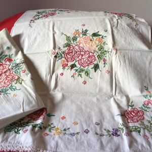 Vintage Embroidery Pillowcases (8) Four pairs total. Such nice condition!